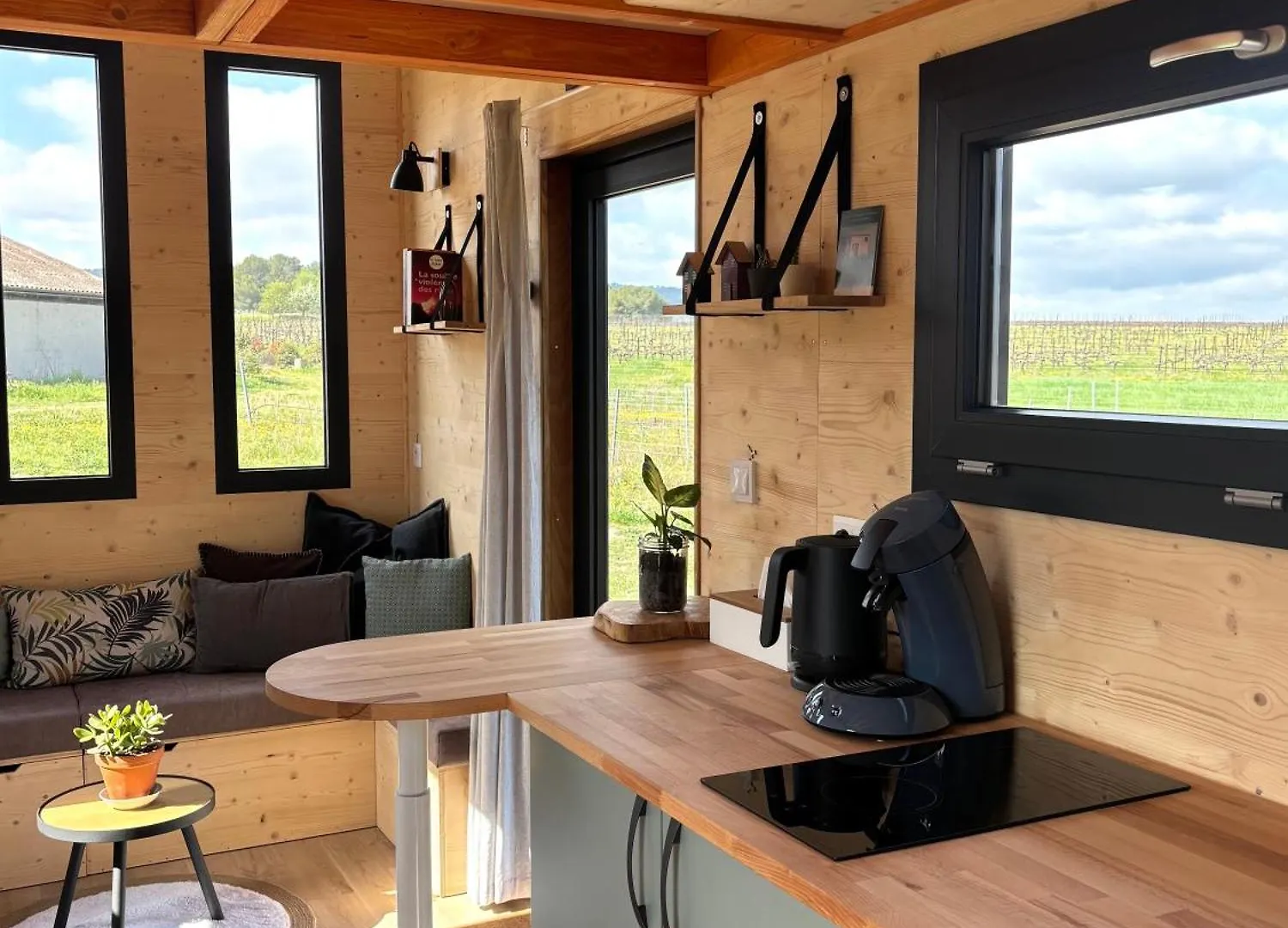 La Tiny House Des Vignes Du Chateau De Vauclaire Meyrargues Country house